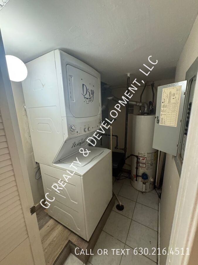 *** 1ST FLOOR UNIT / 3 BDRM - 2 BTH / CENTRAL AC / IN UNIT LAUNDRY / PET FRIENDLY *** property image