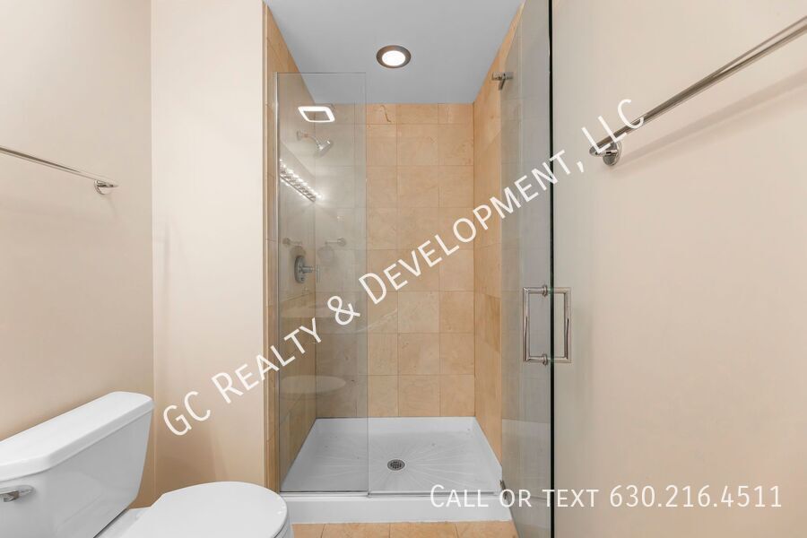 *** PET FRIENDLY / PARKING / BALCONY / LAUNDRY IN UNIT / CORNER UNIT / INTERNET INCL / HUGE CLOSETS *** property image