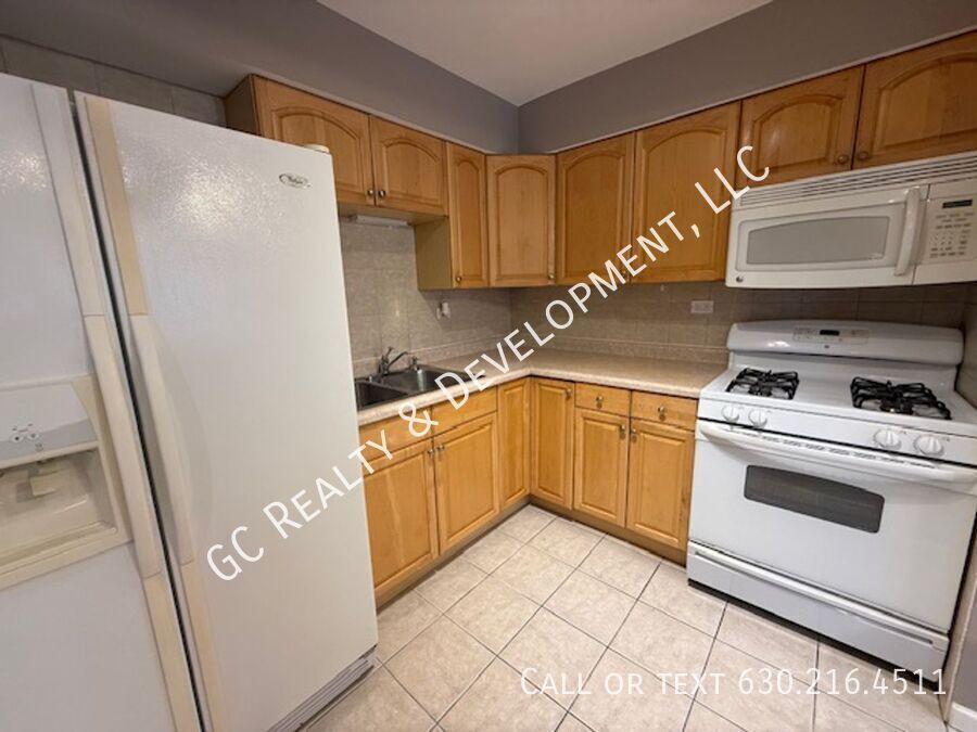 *** LAUNDRY ON SITE / TENANT ONLY PAYS ELECTRIC / QUICK ACCESS TO SHOPPING *** property image