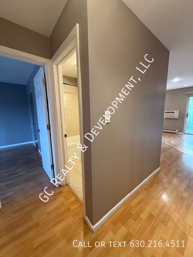 *** LAUNDRY ON SITE / TENANT ONLY PAYS ELECTRIC / QUICK ACCESS TO SHOPPING *** property image