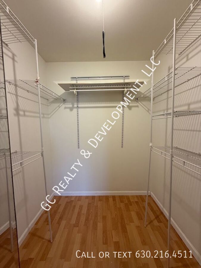 *** LAUNDRY ON SITE / TENANT ONLY PAYS ELECTRIC / QUICK ACCESS TO SHOPPING *** property image