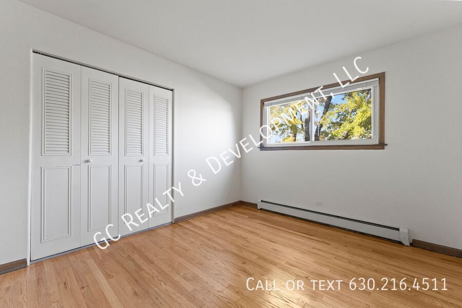 *** 2 BDRM / HARDWOOD FLOORS / TENANT ONLY PAYS ELECTRIC / NEAR SHOPPING *** property image