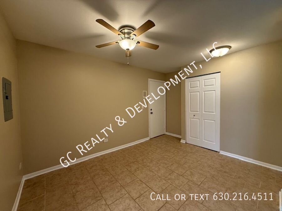 *** WALK TO METRA / HEAT INCL / PAY ONLY ELECTRIC / LAUNDRY NEXT TO UNIT / SMALL PET FRIENDLY *** property image