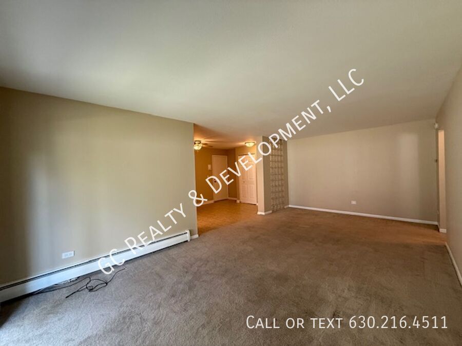 *** WALK TO METRA / HEAT INCL / PAY ONLY ELECTRIC / LAUNDRY NEXT TO UNIT / SMALL PET FRIENDLY *** property image