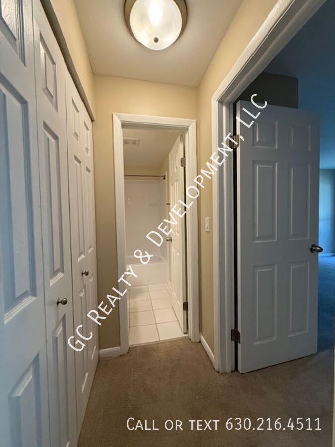 *** WALK TO METRA / HEAT INCL / PAY ONLY ELECTRIC / LAUNDRY NEXT TO UNIT / SMALL PET FRIENDLY *** property image