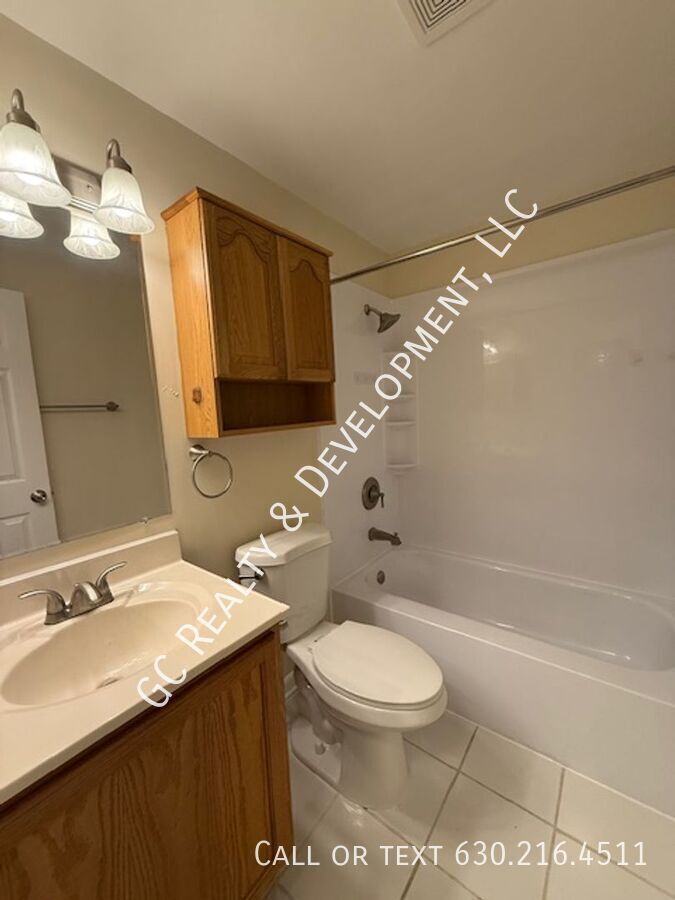 *** WALK TO METRA / HEAT INCL / PAY ONLY ELECTRIC / LAUNDRY NEXT TO UNIT / SMALL PET FRIENDLY *** property image