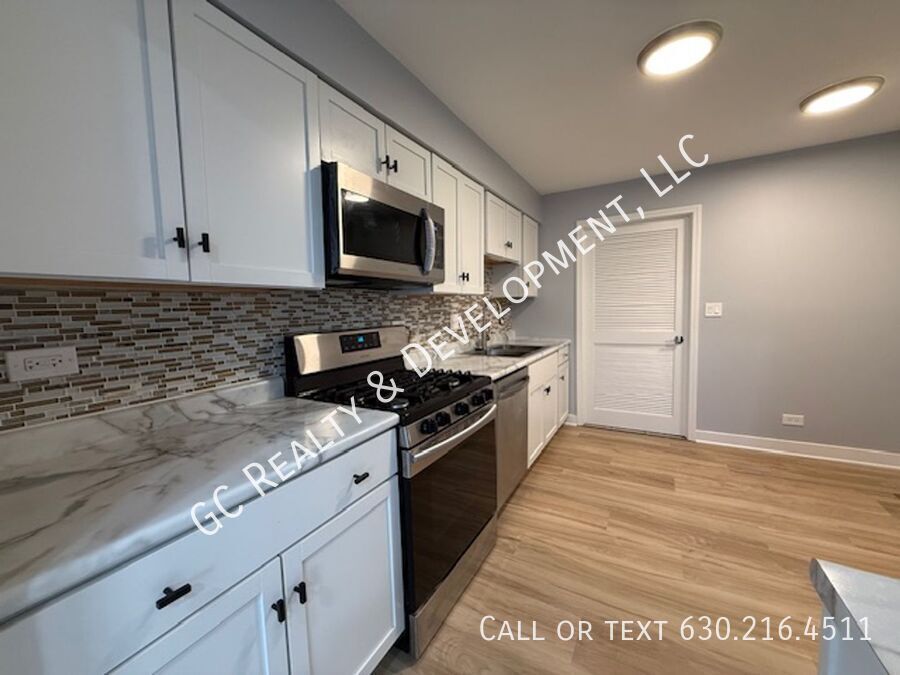 *** RECENTLY UPDATED / 2 BDRM -  2BTH / NEW IN UNIT LAUNDRY / GARAGE PARKING / STORAGE UNIT *** property image