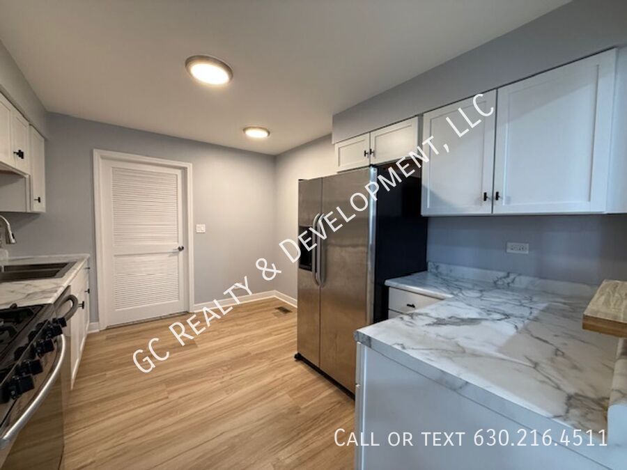 *** RECENTLY UPDATED / 2 BDRM -  2BTH / NEW IN UNIT LAUNDRY / GARAGE PARKING / STORAGE UNIT *** property image