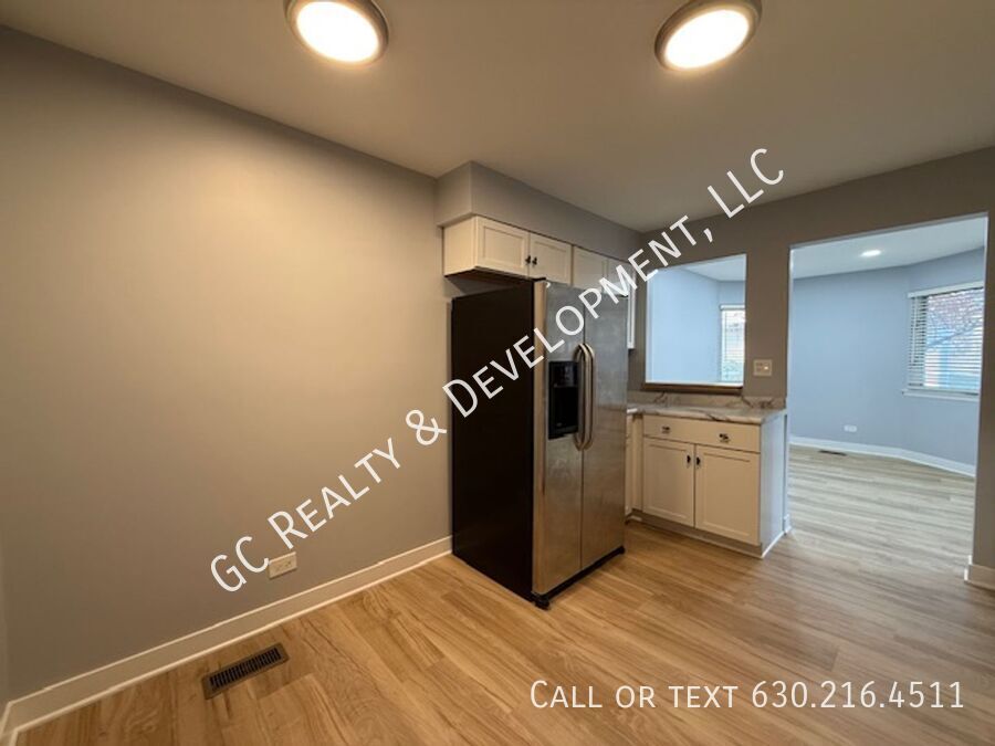 *** RECENTLY UPDATED / 2 BDRM -  2BTH / NEW IN UNIT LAUNDRY / GARAGE PARKING / STORAGE UNIT *** property image