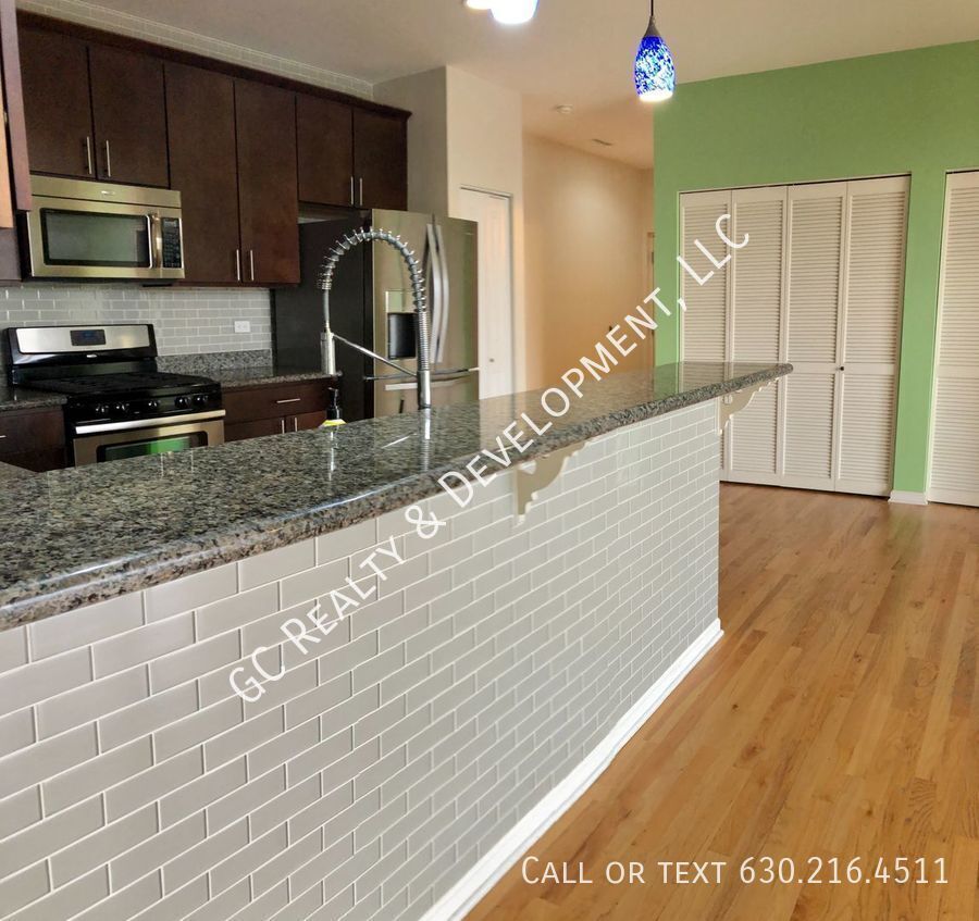 *** 2 BDRM / 2 BATH / HEATED GARAGE / LAUNDRY IN UNIT / HARDWOOD / NEWER BUILDING *** property image