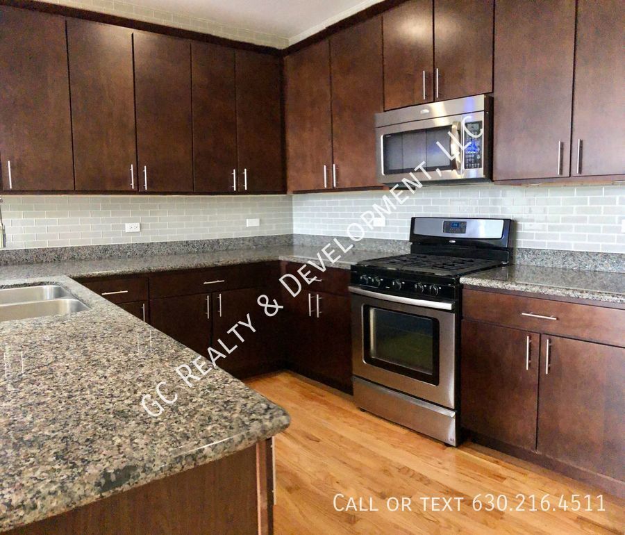 *** 2 BDRM / 2 BATH / HEATED GARAGE / LAUNDRY IN UNIT / HARDWOOD / NEWER BUILDING *** property image