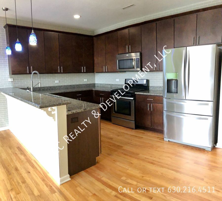 *** 2 BDRM / 2 BATH / HEATED GARAGE / LAUNDRY IN UNIT / HARDWOOD / NEWER BUILDING *** property image