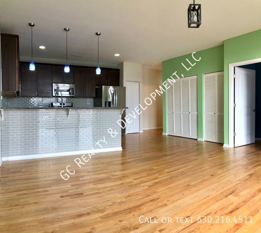 *** 2 BDRM / 2 BATH / HEATED GARAGE / LAUNDRY IN UNIT / HARDWOOD / NEWER BUILDING *** property image