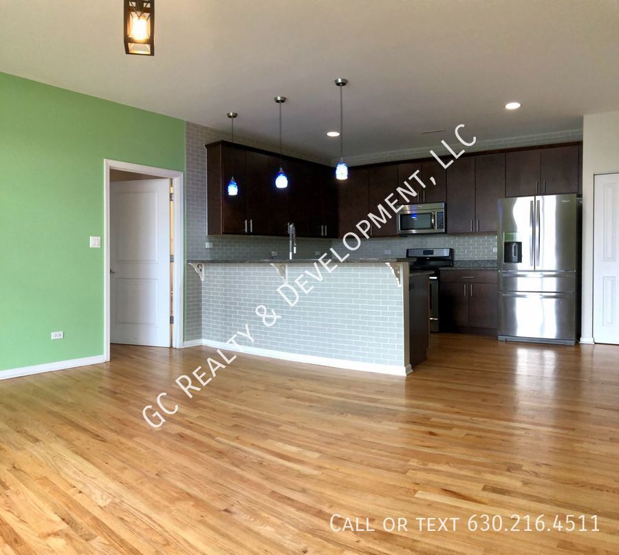 *** 2 BDRM / 2 BATH / HEATED GARAGE / LAUNDRY IN UNIT / HARDWOOD / NEWER BUILDING *** property image