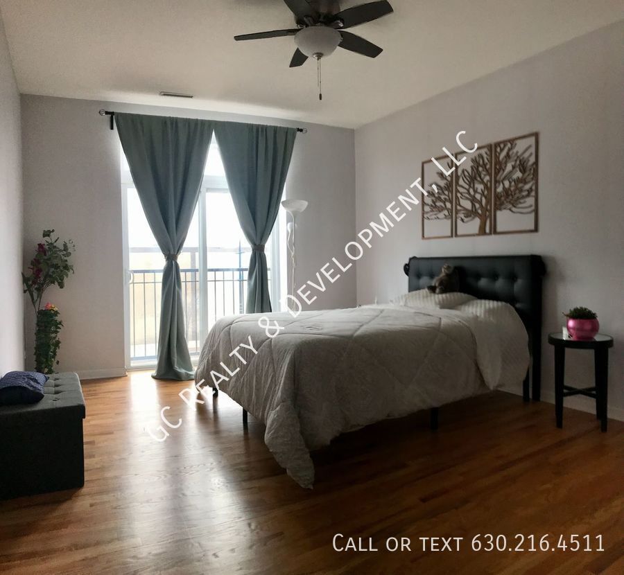*** 2 BDRM / 2 BATH / HEATED GARAGE / LAUNDRY IN UNIT / HARDWOOD / NEWER BUILDING *** property image