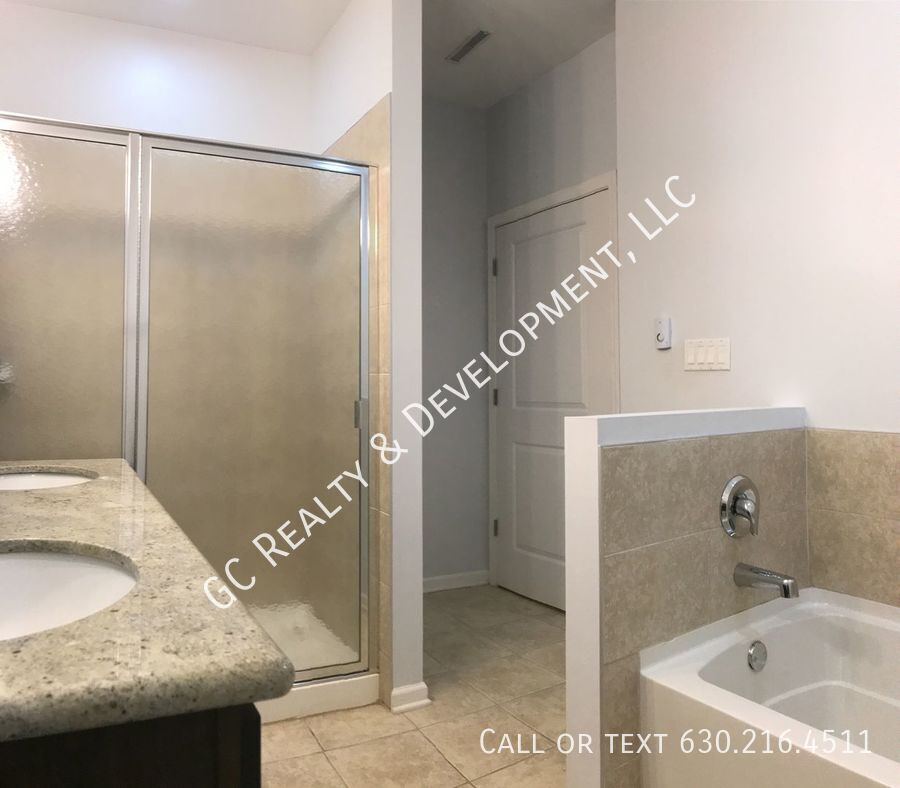 *** 2 BDRM / 2 BATH / HEATED GARAGE / LAUNDRY IN UNIT / HARDWOOD / NEWER BUILDING *** property image