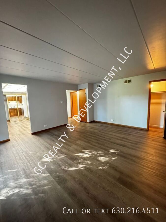 *** FIRST FLOOR UNIT / CENTRAL AC / FREE LAUNDRY ON SITE / PET FRIENDLY / TENANT ONLY PAYS ELECTRIC *** property image