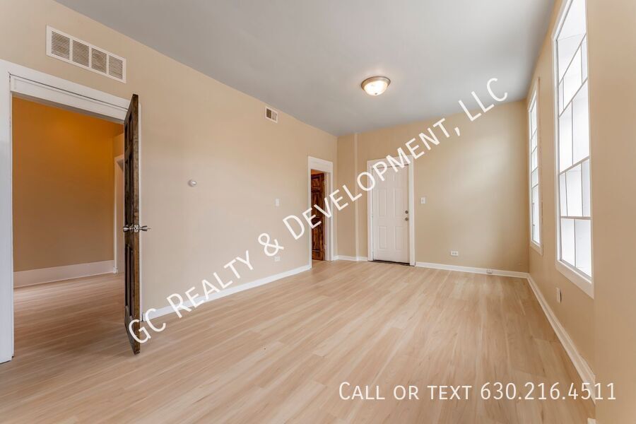 *** HUMBOLDT PARK / 2 BDRM / CENTRAL AC / SMALL PETS WELCOME / SHOPPING NEARBY *** property image