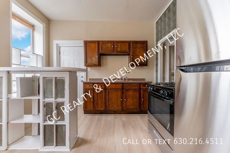 *** HUMBOLDT PARK / 2 BDRM / CENTRAL AC / SMALL PETS WELCOME / SHOPPING NEARBY *** property image