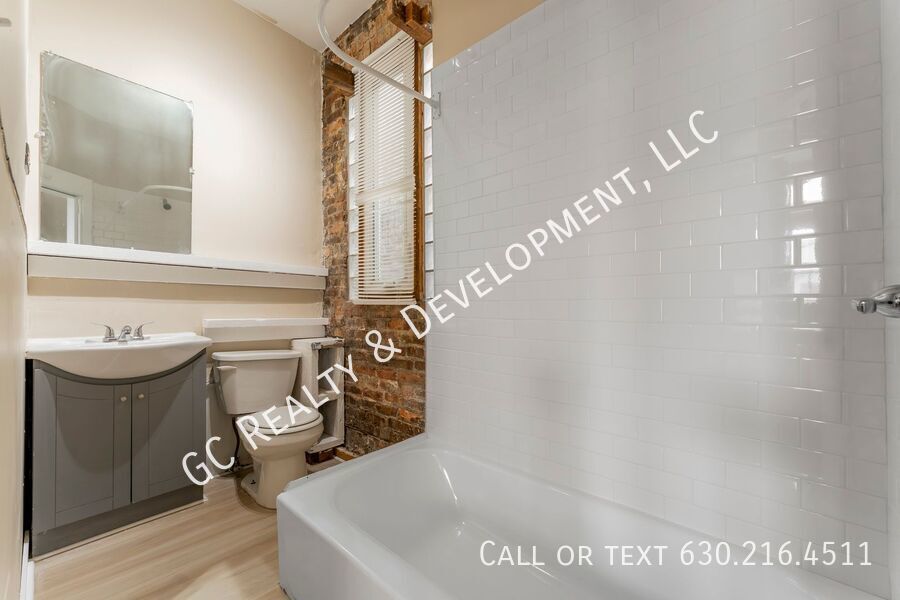 *** HUMBOLDT PARK / 2 BDRM / CENTRAL AC / SMALL PETS WELCOME / SHOPPING NEARBY *** property image