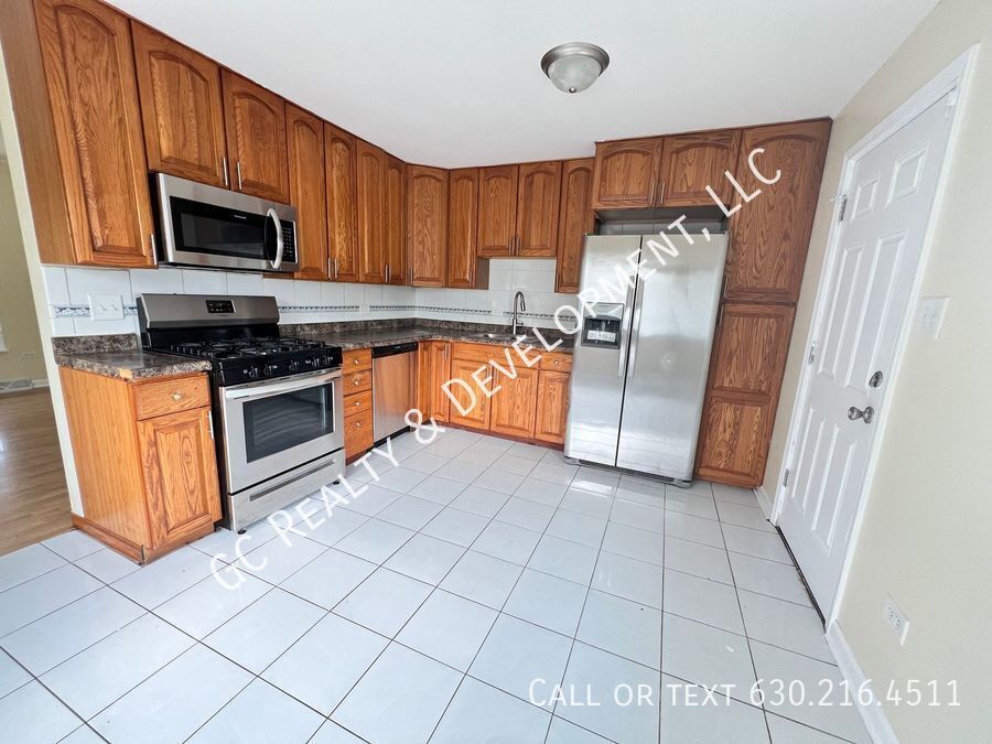 *** / 3 BDRM-2 FULL BATH / 2 CAR GARAGE / PRIMARY SUITE W/FULL BATH / FINISHED LOWER LEVEL / CENTRAL AIR *** property image