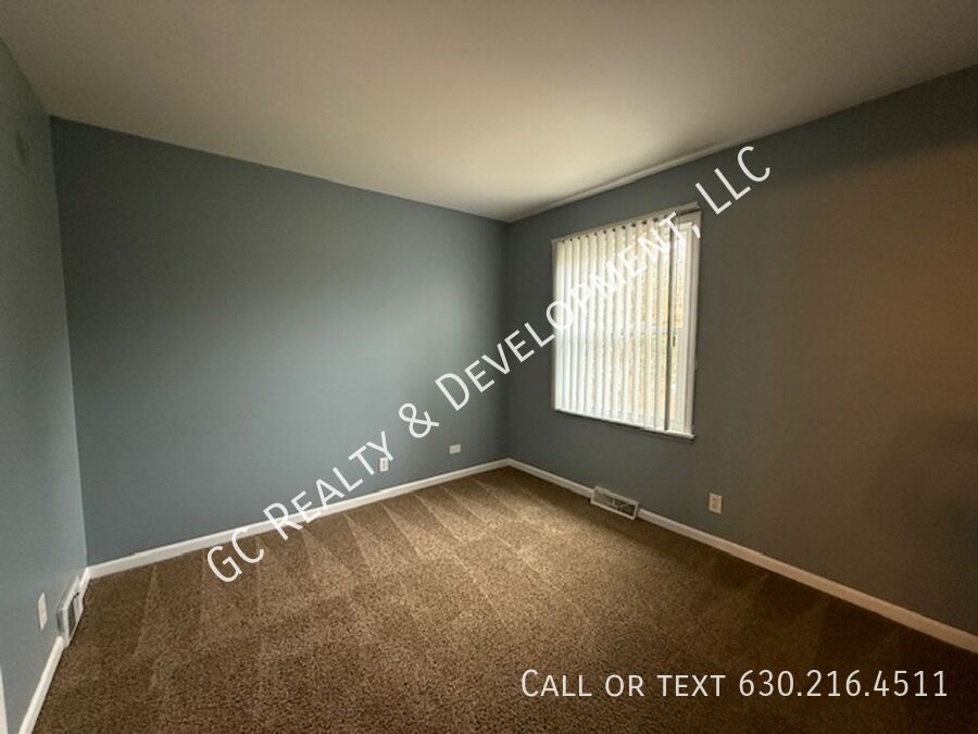 *** 2 BDRM / TENANT ONLY PAYS ELECTRIC / 2 PARKING SPOTS / PET FRIENDLY *** property image