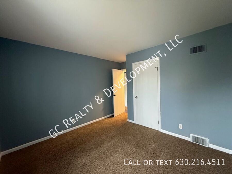 *** 2 BDRM / TENANT ONLY PAYS ELECTRIC / 2 PARKING SPOTS / PET FRIENDLY *** property image