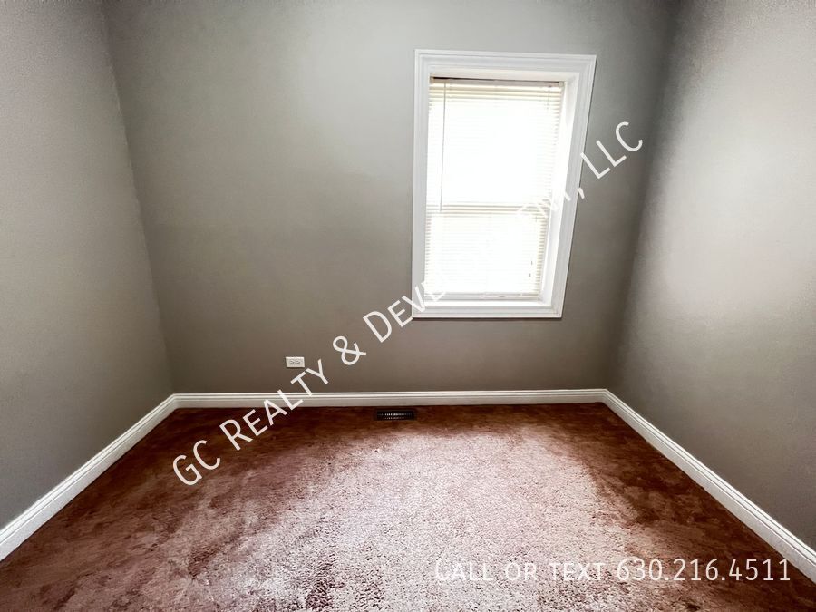 *** 1/2 MO RENT FREE / PILSEN LOCATION / 3 BEDROOMS / 1 BATH /APPL INLC / PARKING SPACE INCL / FREE LAUNDRY *** property image