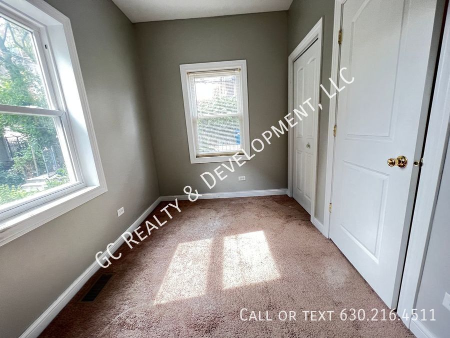 *** 1/2 MO RENT FREE / PILSEN LOCATION / 3 BEDROOMS / 1 BATH /APPL INLC / PARKING SPACE INCL / FREE LAUNDRY *** property image