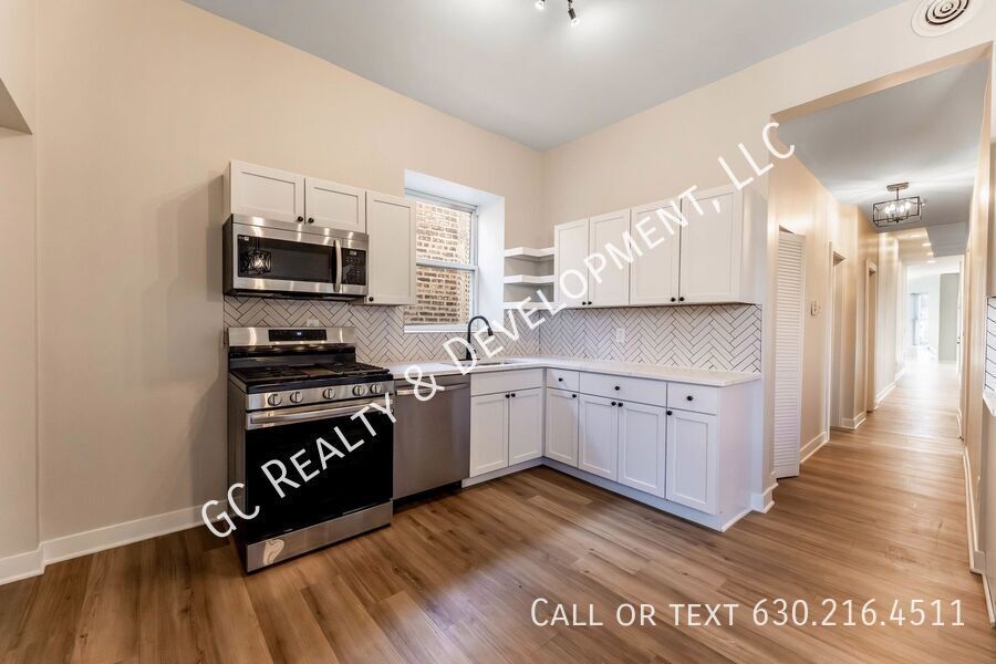 *** 3 BDRM - 1.5 BTH / RECENTLY UPDATED / 1800 SQFT / PET FRIENDLY / SNOW REMOVAL INCL *** property image