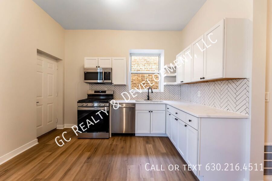 *** 3 BDRM - 1.5 BTH / RECENTLY UPDATED / 1800 SQFT / PET FRIENDLY / SNOW REMOVAL INCL *** property image
