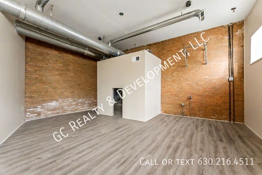 *** 2000 SQFT / 1ST FLOOR UNIT / CENTRAL AC / KITCHEN APPL INCL *** property image