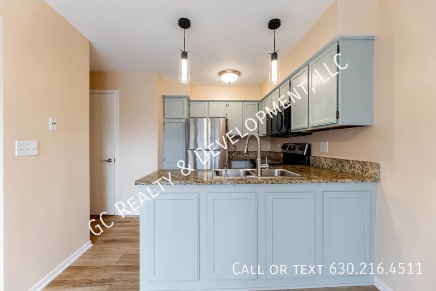 *** 2 STORY CONDO / 2 BDRM - 1.5 BTH / FULL SIZED W&D IN UNIT / 2 PARKING SPOTS / STAINLESS APPL *** property image