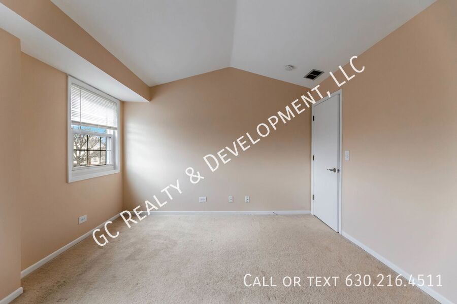 *** 2 STORY CONDO / 2 BDRM - 1.5 BTH / FULL SIZED W&D IN UNIT / 2 PARKING SPOTS / STAINLESS APPL *** property image