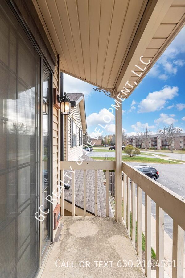 *** 2 STORY CONDO / 2 BDRM - 1.5 BTH / FULL SIZED W&D IN UNIT / 2 PARKING SPOTS / STAINLESS APPL *** property image