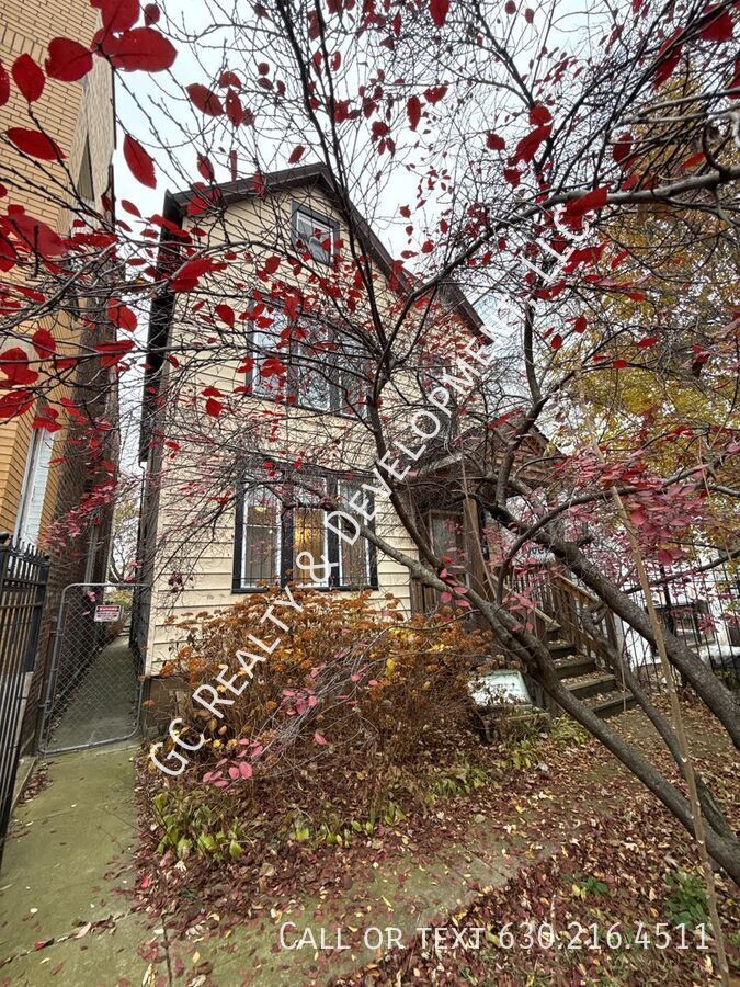 *** 3RD FLOOR UNIT / FREE LAUNDRY ON SITE / KITCHEN APPL INCL / WALK TO BUS *** property image