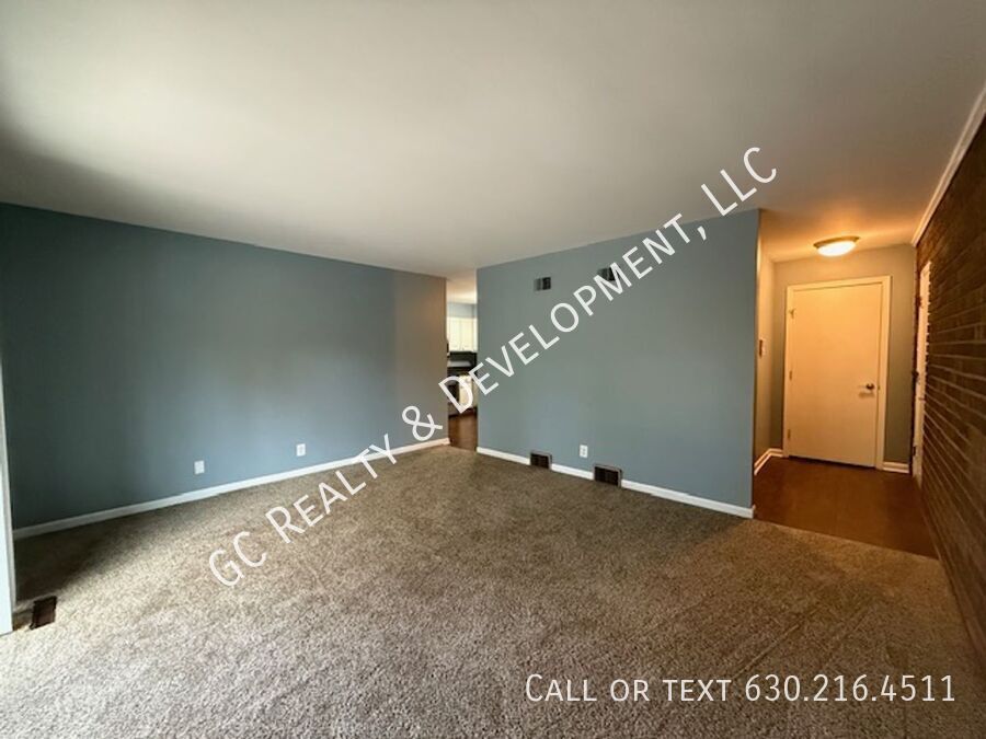 *** $250 OFF RENT / 2 BDRM / TENANT ONLY PAYS ELECTRIC / 2 PARKING SPOTS / SHOPPING NEARBY / LAUNDRY ON SITE *** property image