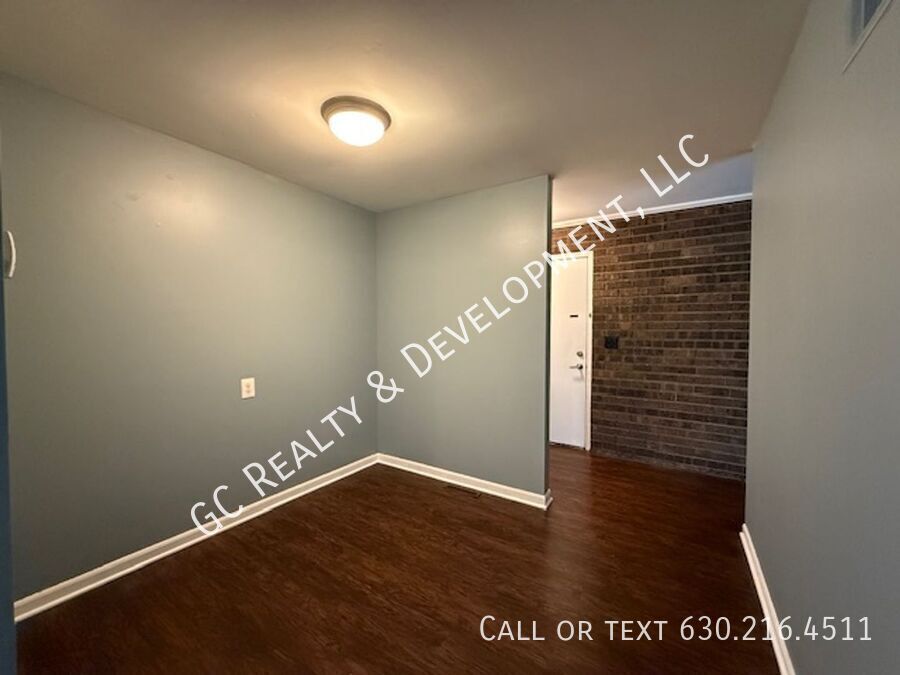 *** $250 OFF RENT / 2 BDRM / TENANT ONLY PAYS ELECTRIC / 2 PARKING SPOTS / SHOPPING NEARBY / LAUNDRY ON SITE *** property image