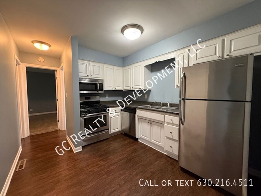 *** $250 OFF RENT / 2 BDRM / TENANT ONLY PAYS ELECTRIC / 2 PARKING SPOTS / SHOPPING NEARBY / LAUNDRY ON SITE *** property image