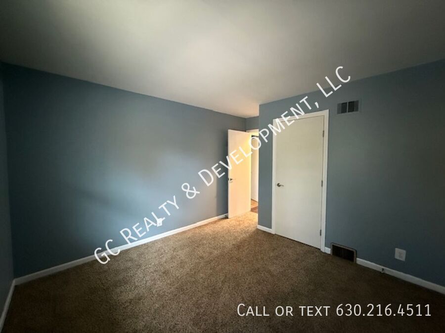 *** $250 OFF RENT / 2 BDRM / TENANT ONLY PAYS ELECTRIC / 2 PARKING SPOTS / SHOPPING NEARBY / LAUNDRY ON SITE *** property image