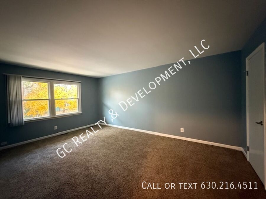 *** $250 OFF RENT / 2 BDRM / TENANT ONLY PAYS ELECTRIC / 2 PARKING SPOTS / SHOPPING NEARBY / LAUNDRY ON SITE *** property image