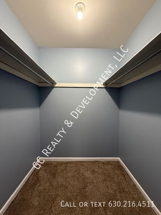 *** $250 OFF RENT / 2 BDRM / TENANT ONLY PAYS ELECTRIC / 2 PARKING SPOTS / SHOPPING NEARBY / LAUNDRY ON SITE *** property image