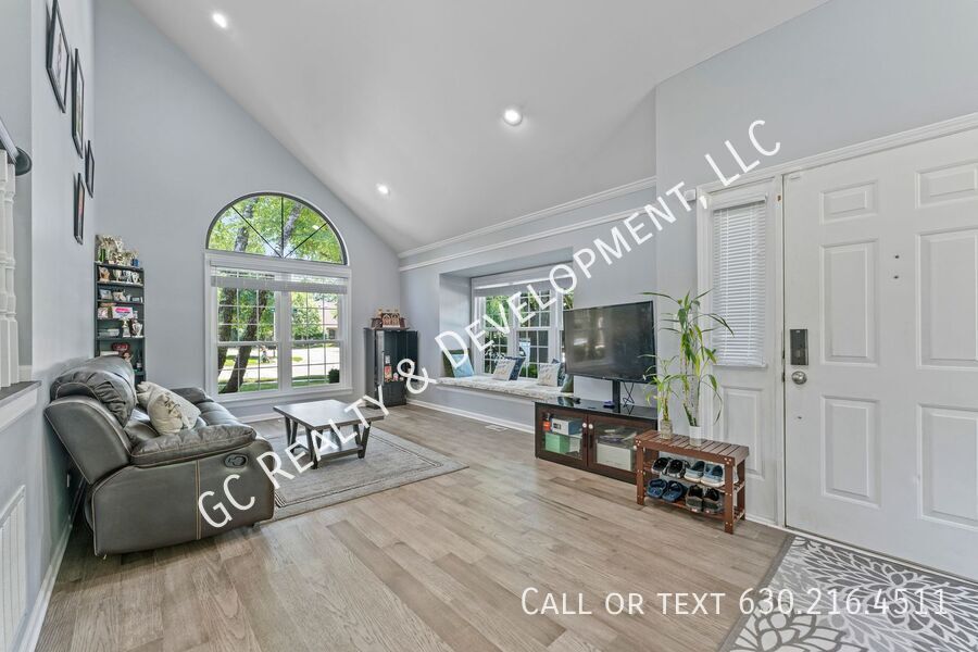 *** COMING SOON - AVAIL 12/01/25! / 3 BDRM - 2.5 BTH / LUXURY PRIMARY BATH / WOODFIELD MALL / IN UNIT LAUNDRY / EAT IN KITCHEN *** property image