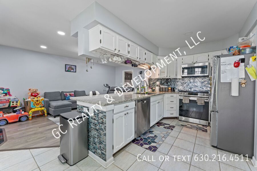 *** COMING SOON - AVAIL 12/01/25! / 3 BDRM - 2.5 BTH / LUXURY PRIMARY BATH / WOODFIELD MALL / IN UNIT LAUNDRY / EAT IN KITCHEN *** property image