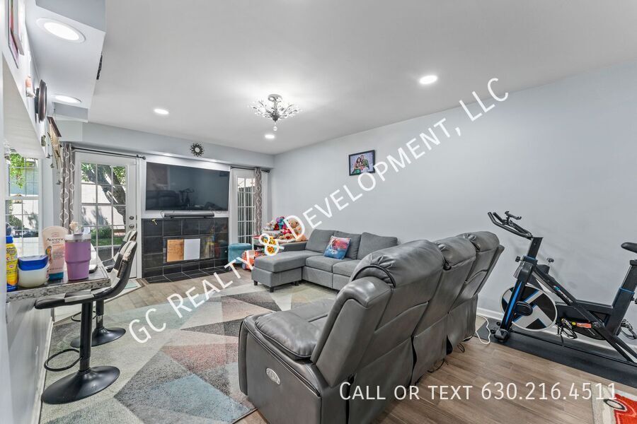 *** COMING SOON - AVAIL 12/01/25! / 3 BDRM - 2.5 BTH / LUXURY PRIMARY BATH / WOODFIELD MALL / IN UNIT LAUNDRY / EAT IN KITCHEN *** property image