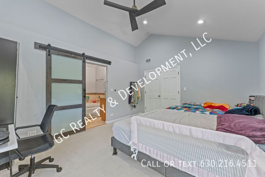 *** COMING SOON - AVAIL 12/01/25! / 3 BDRM - 2.5 BTH / LUXURY PRIMARY BATH / WOODFIELD MALL / IN UNIT LAUNDRY / EAT IN KITCHEN *** property image