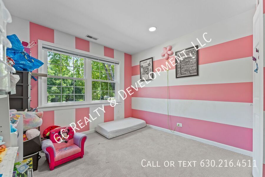 *** COMING SOON - AVAIL 12/01/25! / 3 BDRM - 2.5 BTH / LUXURY PRIMARY BATH / WOODFIELD MALL / IN UNIT LAUNDRY / EAT IN KITCHEN *** property image