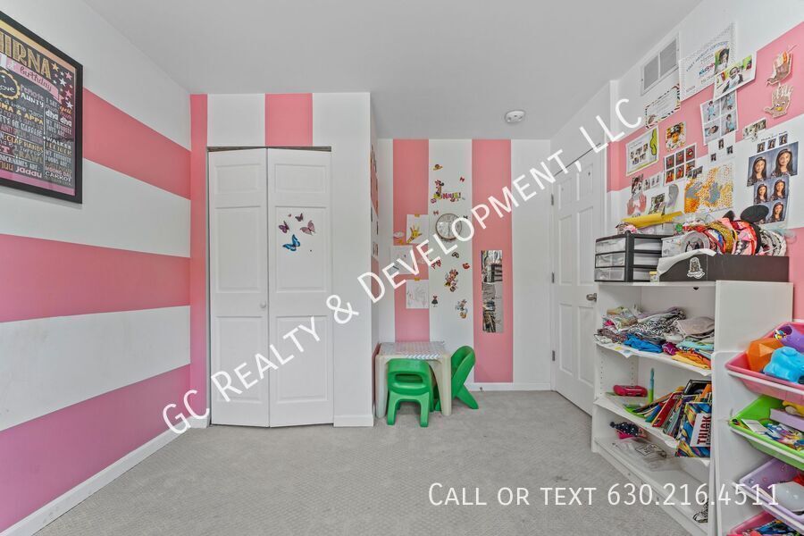 *** COMING SOON - AVAIL 12/01/25! / 3 BDRM - 2.5 BTH / LUXURY PRIMARY BATH / WOODFIELD MALL / IN UNIT LAUNDRY / EAT IN KITCHEN *** property image