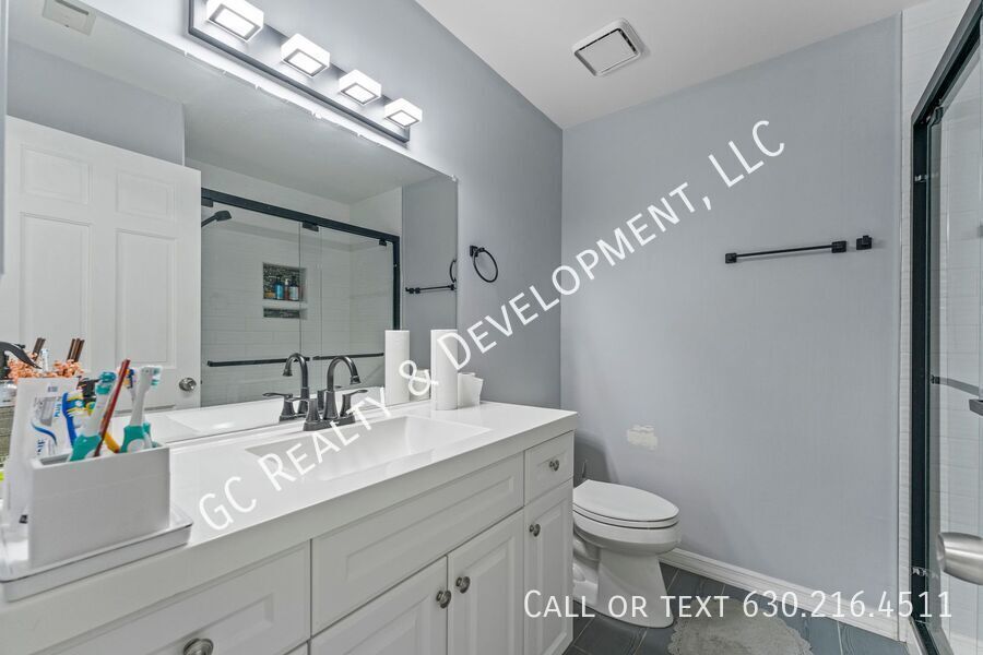 *** COMING SOON - AVAIL 12/01/25! / 3 BDRM - 2.5 BTH / LUXURY PRIMARY BATH / WOODFIELD MALL / IN UNIT LAUNDRY / EAT IN KITCHEN *** property image