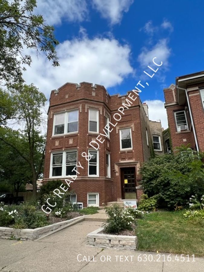 ***  ROGERS PARK / 3 BDRM - 2 BTH / OVER 1400 SQ FT / SS APPL INCLUDED / LAUNDRY IN BUILDING *** property image